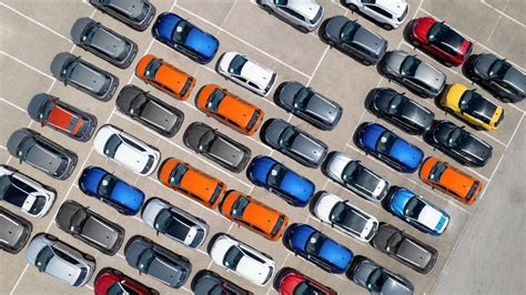 Auto a noleggio in un parcheggio aeroportuale