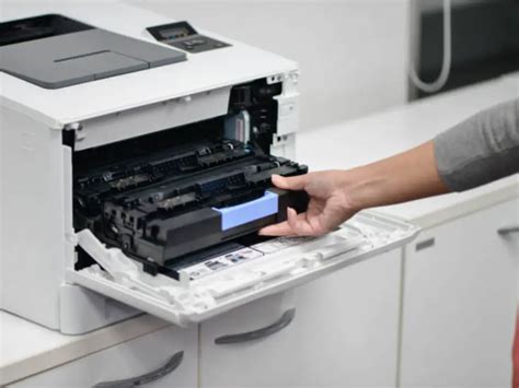 Persona che installa una cartuccia toner in una stampante laser