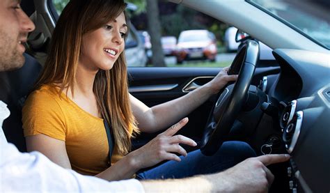 Cliente alla guida durante un Test Drive in concessionaria