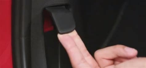 Posizione tipica della leva di sblocco cofano sotto il volante