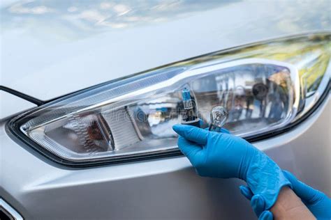 Meccanico che controlla i fari di un'auto