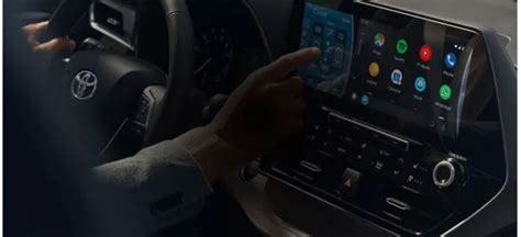 Dettaglio della plancia e del sistema multimediale della Toyota Yaris