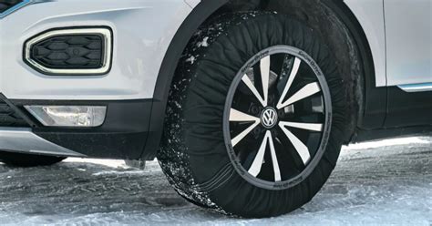 SUV e fuoristrada con catene da neve su strada innevata