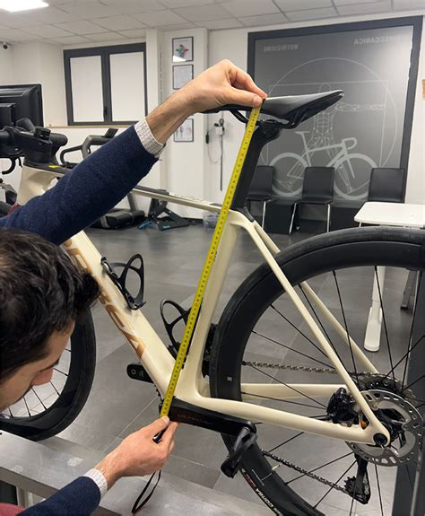 Ciclista che regola l'altezza della sella della sua bicicletta