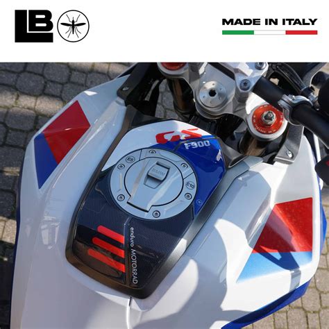 dettaglio adesivo 3D su serbatoio BMW GS