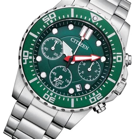 Dettaglio dei sotto-quadranti di un orologio cronografo Citizen