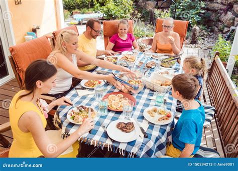 famiglia che mangia a tavola