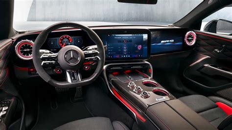 Interni della Mercedes-AMG GT Coupé con cockpit digitale
