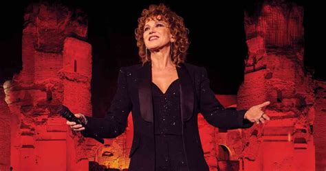 Fiorella Mannoia sul palco di Sanremo con il Premio Sala Stampa