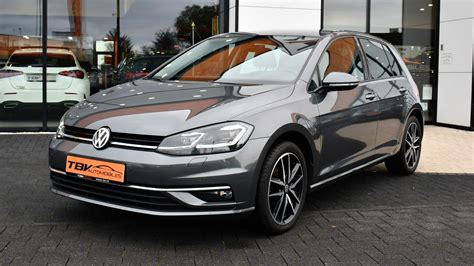 Volkswagen Golf 1.0 TSI 110 CV in strada