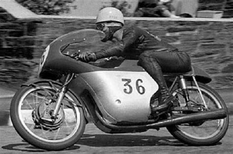 Carlo Ubbiali con la sua moto da corsa