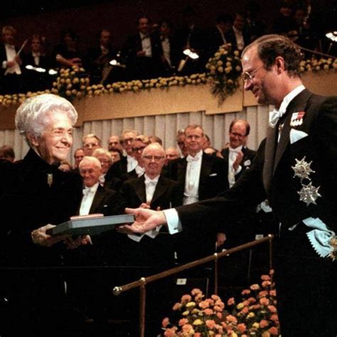 Immagine di Carlo Ubbiali mentre riceve un premio