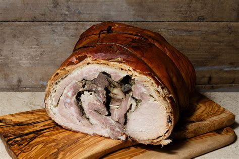 Un classico furgone attrezzato per la vendita di porchetta e salumi tipici toscani