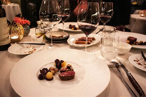 Una tavola apparecchiata con piatti tradizionali