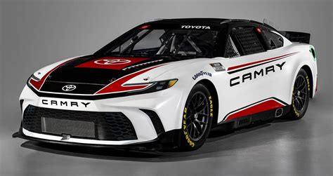 Toyota Camry NASCAR in pista con adesivi