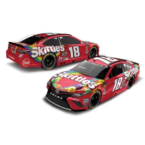 Modellino die-cast Toyota Camry SKITTLES di Kyle Busch