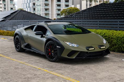 Lamborghini Huracán Sterrato con livrea verde mimetica