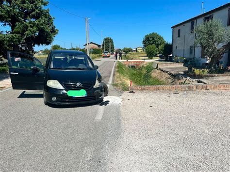 Illustrazione di un'automobile e una moto