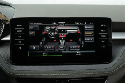 Interno di una Skoda Octavia con sistema multimediale