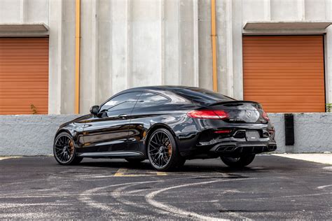 Dettaglio della finitura e delle linee aggressive del paraurti C63 AMG style
