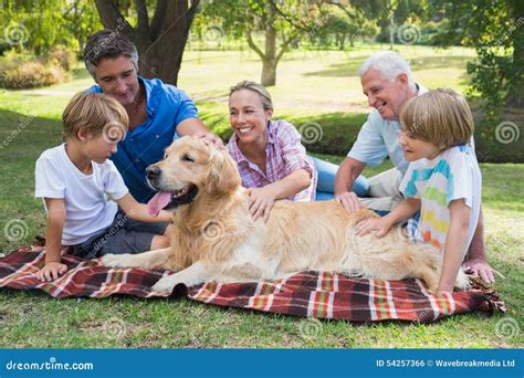 Una famiglia felice con il loro cane Marley