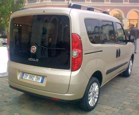 Fiat Doblò in versione multispazio con evidenziate le portiere scorrevoli