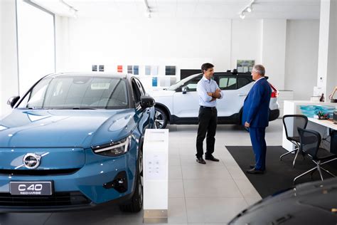 Immagine di un consulente Bullit Auto che interagisce con un cliente in showroom