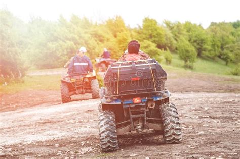 Quad in azione su terreno accidentato