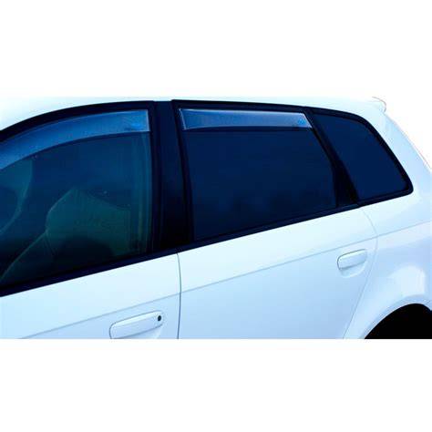 Deflettori aria installati su un finestrino auto