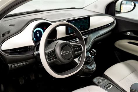 Interni Fiat 500 Hybrid con cruscotto digitale