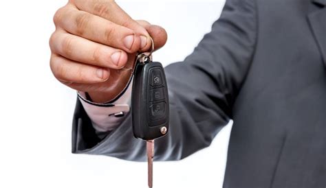 Persona che presta le chiavi dell'auto ad un amico