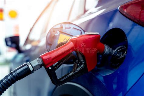 Pompa di benzina con auto in rifornimento