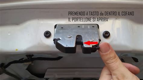 Interno bagagliaio con indicazione del punto di sblocco manuale del tappo benzina