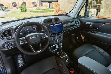 Interni della Jeep Renegade con dettagli fuoristradistici