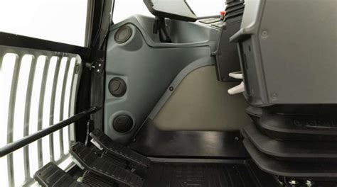 Interni cabina escavatore Volvo con operatore