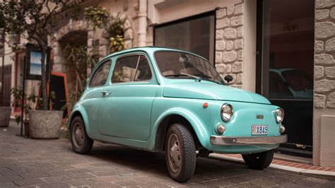 Fiat 500 L in una strada storica italiana
