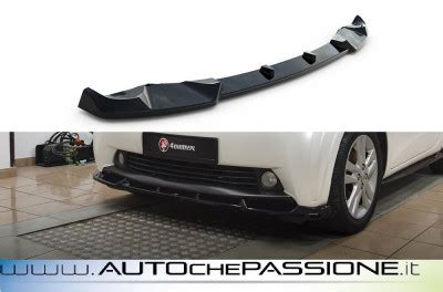 Toyota iQ con splitter anteriore e minigonne
