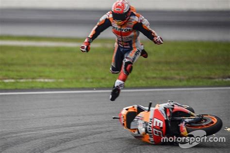 Motociclista con airbag gonfio durante una caduta simulata