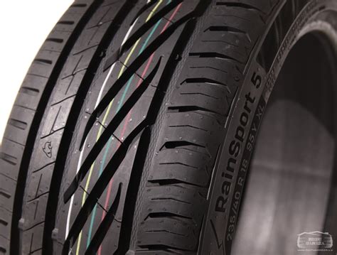 Pneumatico Uniroyal Rainsport 5 in azione su strada bagnata