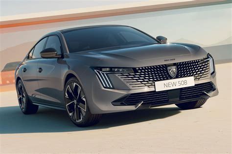Gamme di auto Peugeot in esposizione
