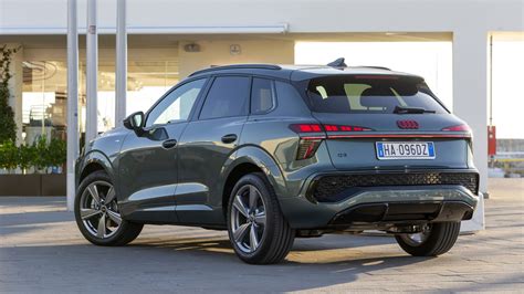 Dettaglio posteriore Audi Q3 con luci su due piani