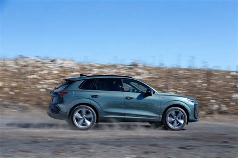 Audi Q3 in movimento su strada tortuosa