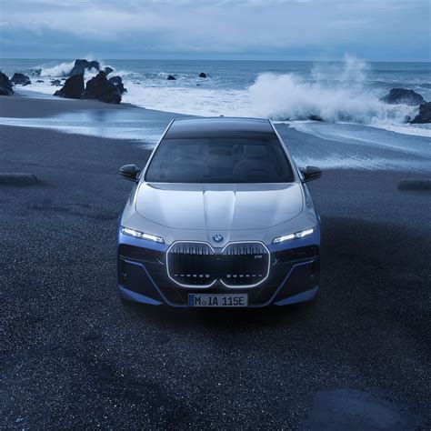 Automobile BMW moderna in primo piano