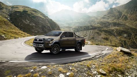 Collage di modelli Toyota Pick-Up storici e recenti