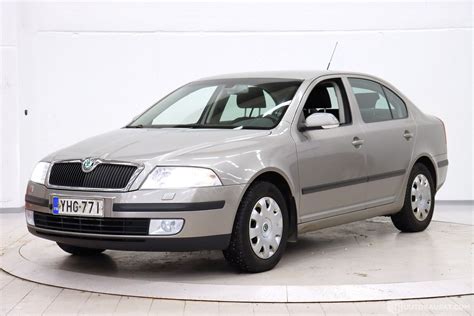 Skoda Octavia 2008 con indicatori di direzione accesi