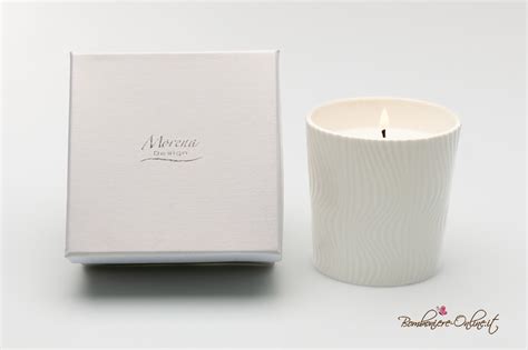 candela accesa dentro bicchiere rovesciato su piatto