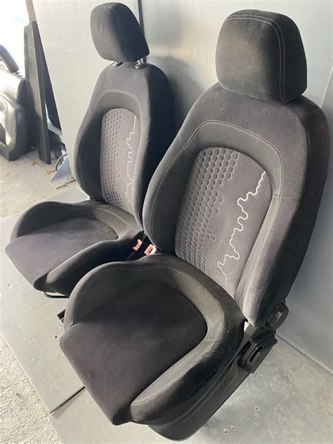 Interni di una Fiat Coupé con sedili in ottimo stato