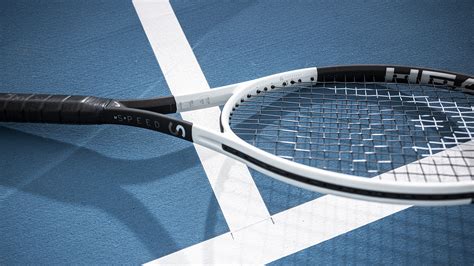 Tecnico che incorda una racchetta da tennis