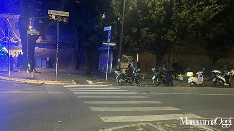 Skoda con luci accese al buio