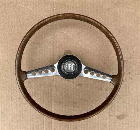 Dettaglio del cruscotto e del volante della Fiat 124 Sport Coupé